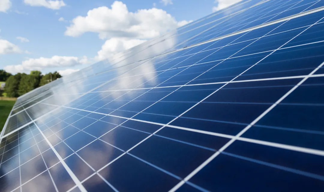 Batterie virtuelle solaire : concept et limites