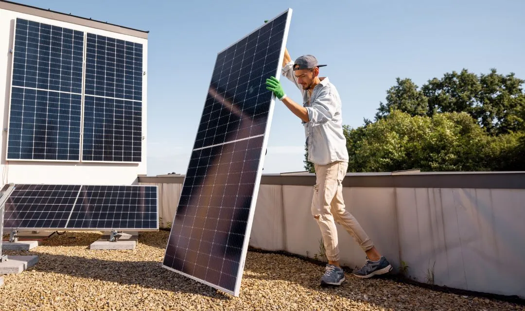 Installer des panneaux solaires soi-même : légal ou risqué ?