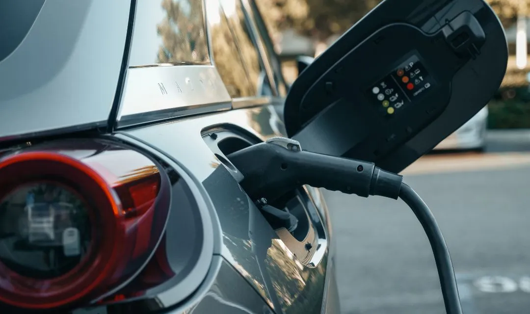 Recharger sa voiture électrique avec des panneaux solaires : le luxe de l’autoconsommation