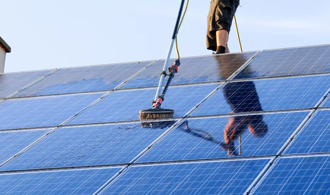 Pourquoi et comment nettoyer mes panneaux solaires