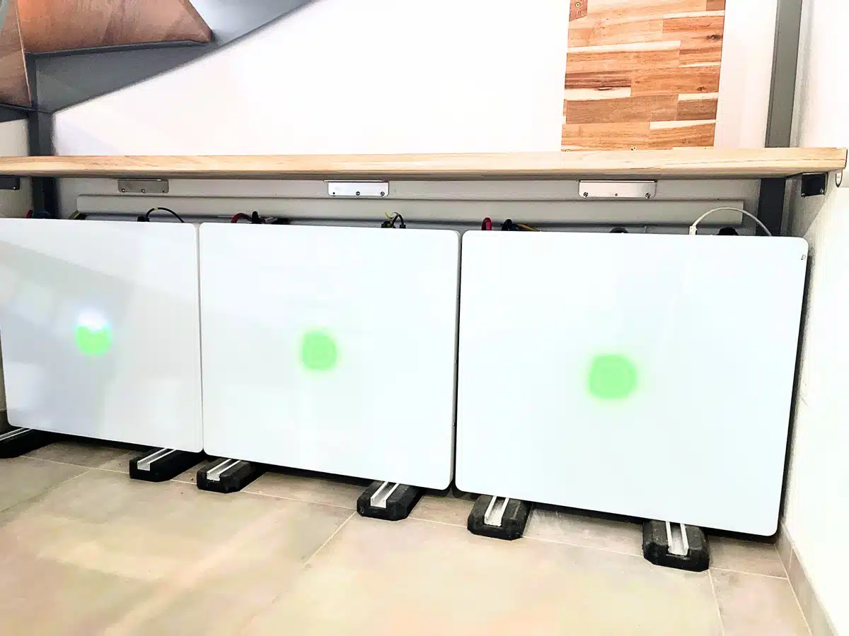 Batteries de stockage solaire installées en atelier